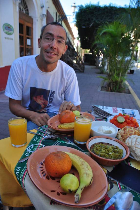 Um dos melhores desayunos da viagem, na Plaza Machado em Mazatlán, no México